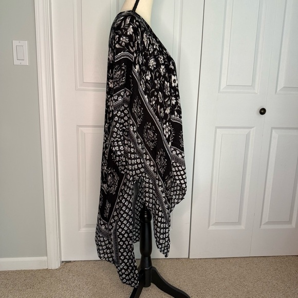 Black and White Patterned Kimono - Picture 2 of 9